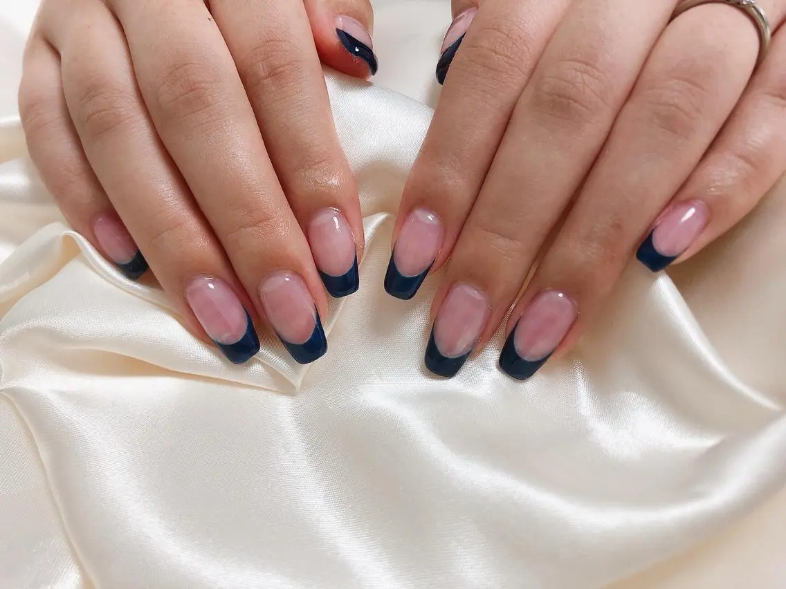 ネイル フレンチネイル ネイビー mogunail &blowのネイルデザイン