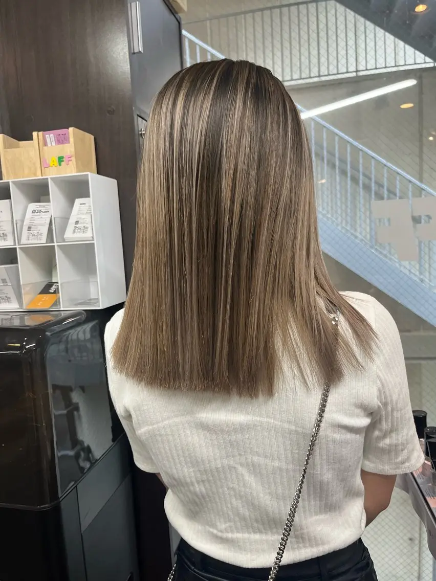 ミディアム カラー バレイヤージュ レイヤーカット LAFF きよののヘアスタイル