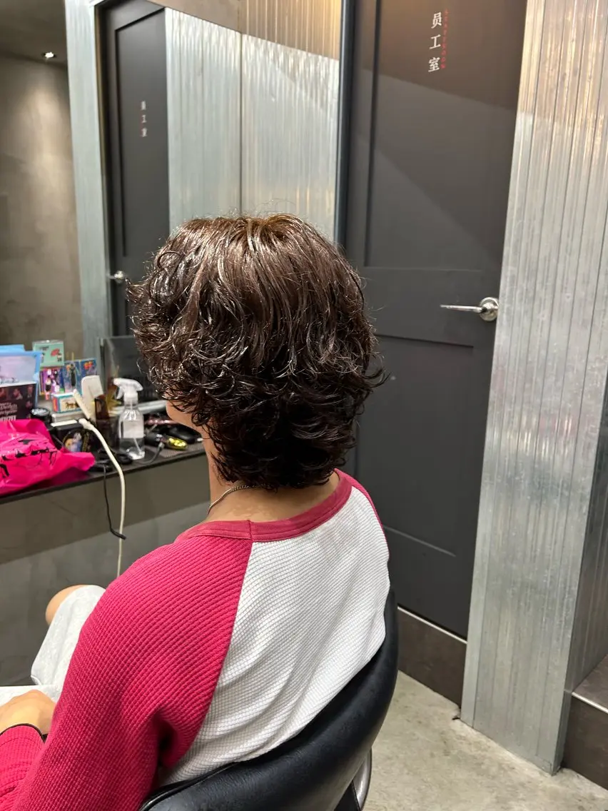 ミディアム カラー パーマ メンズ ミディアムパーマ メンズパーマ ブラウンカラー カット パーマ ヘアセット 明大前/フェード /海外パーマ/岳のヘアスタイル