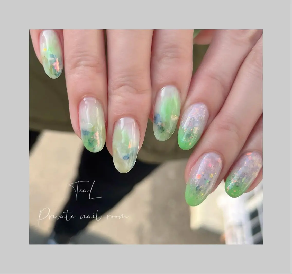 ネイル グリーン キラキラネイル TeaL nailのネイルデザイン