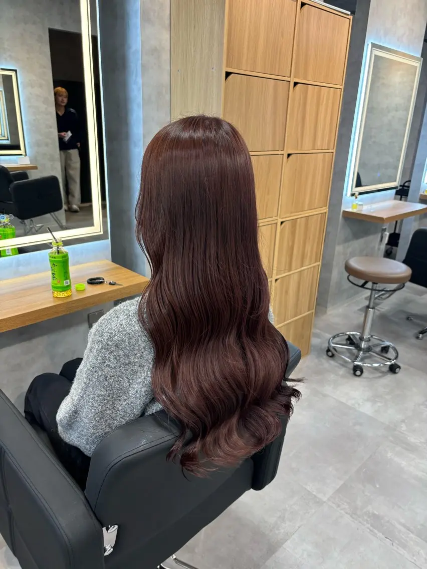 ロング カラー パーマ ヘアアレンジ ヘアカラー トリートメント ヘッドスパ ヘアセット 透明感ブリーチカラー 🌈TOMOHIROのヘアスタイル