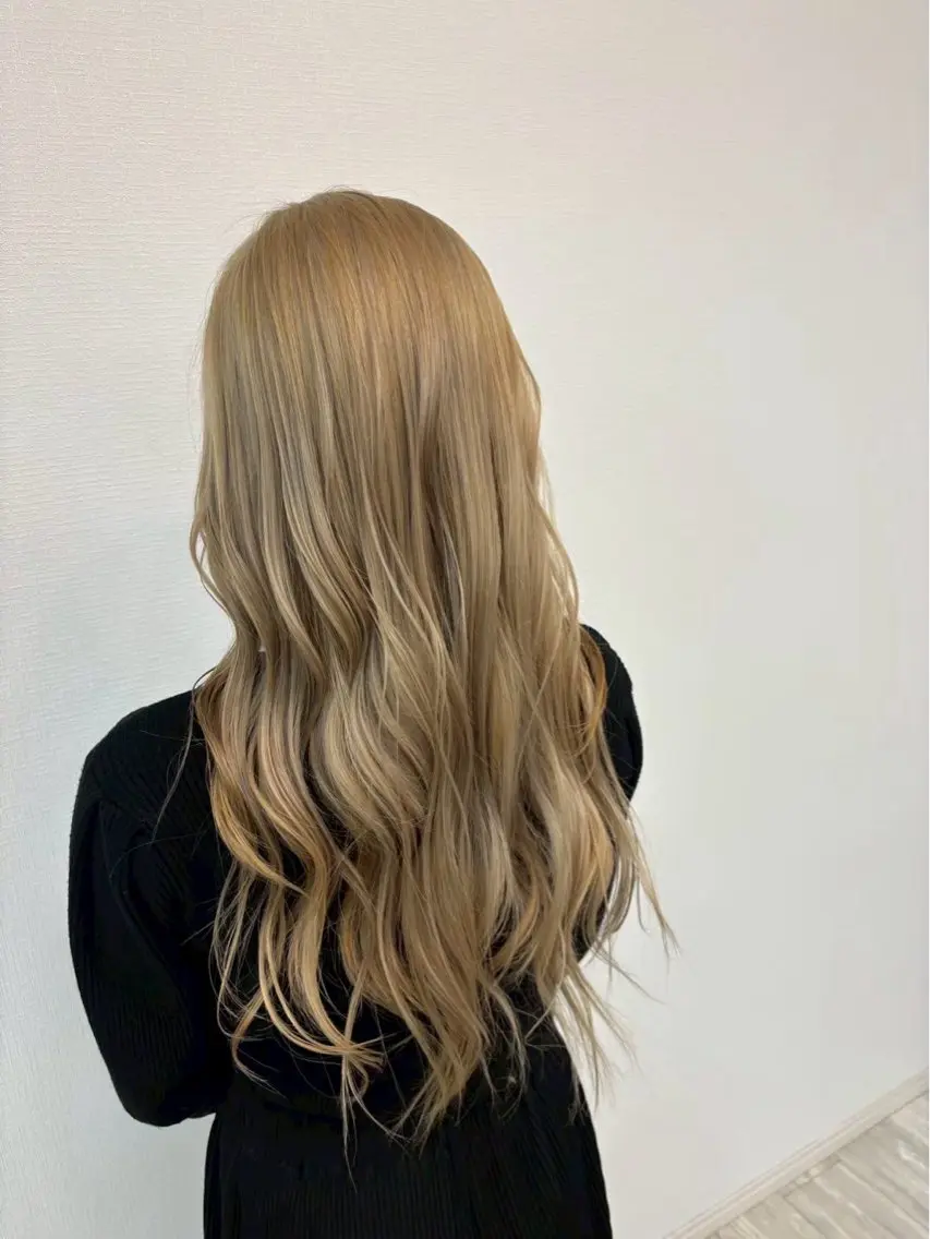 ロング カラー ベージュカラー 二宮 真愛のヘアスタイル