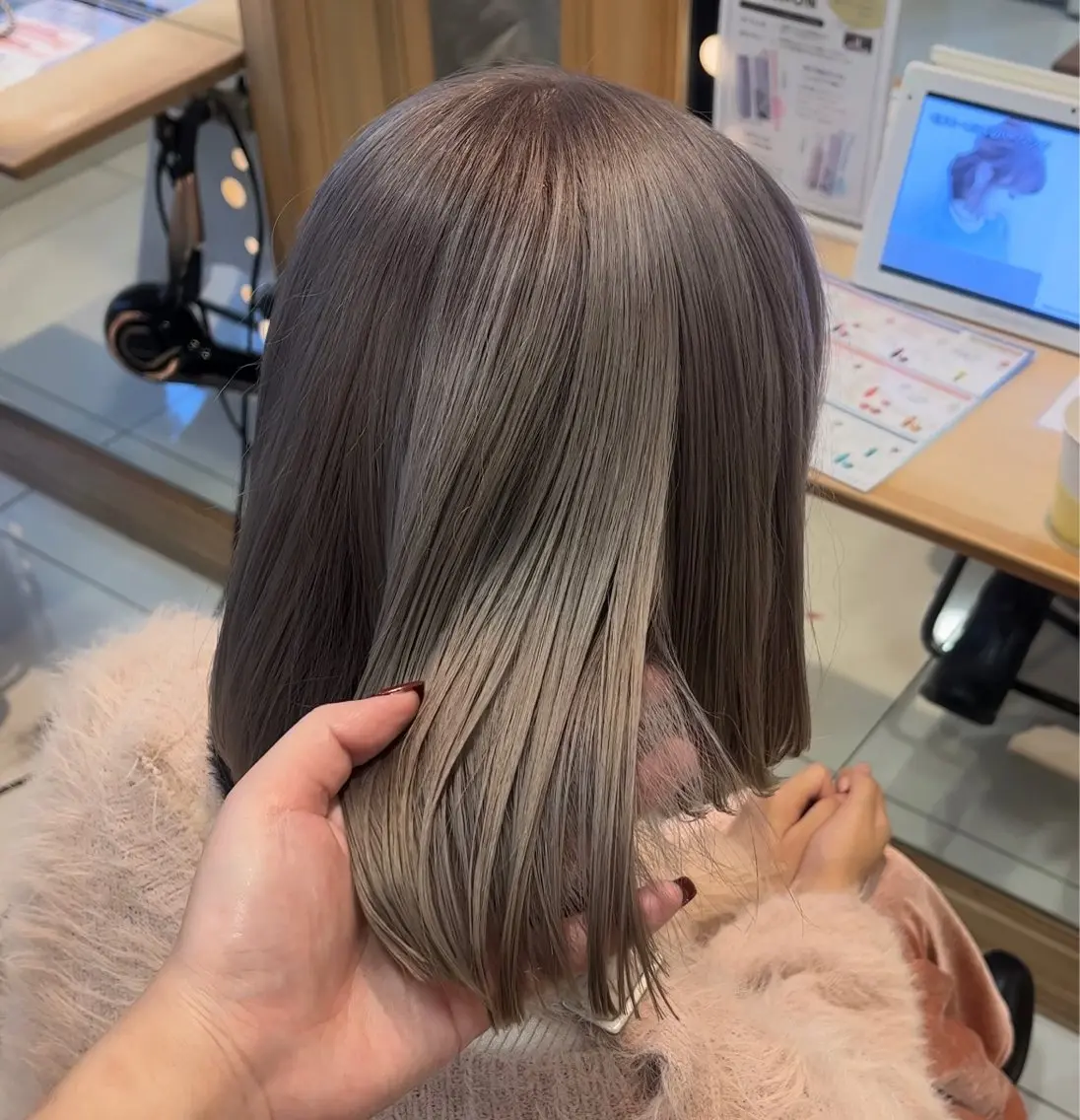 カラー ブリーチ グレージュ ミルクティーグレージュ mitsuki🎀 ブリーチ/エクステのヘアスタイル