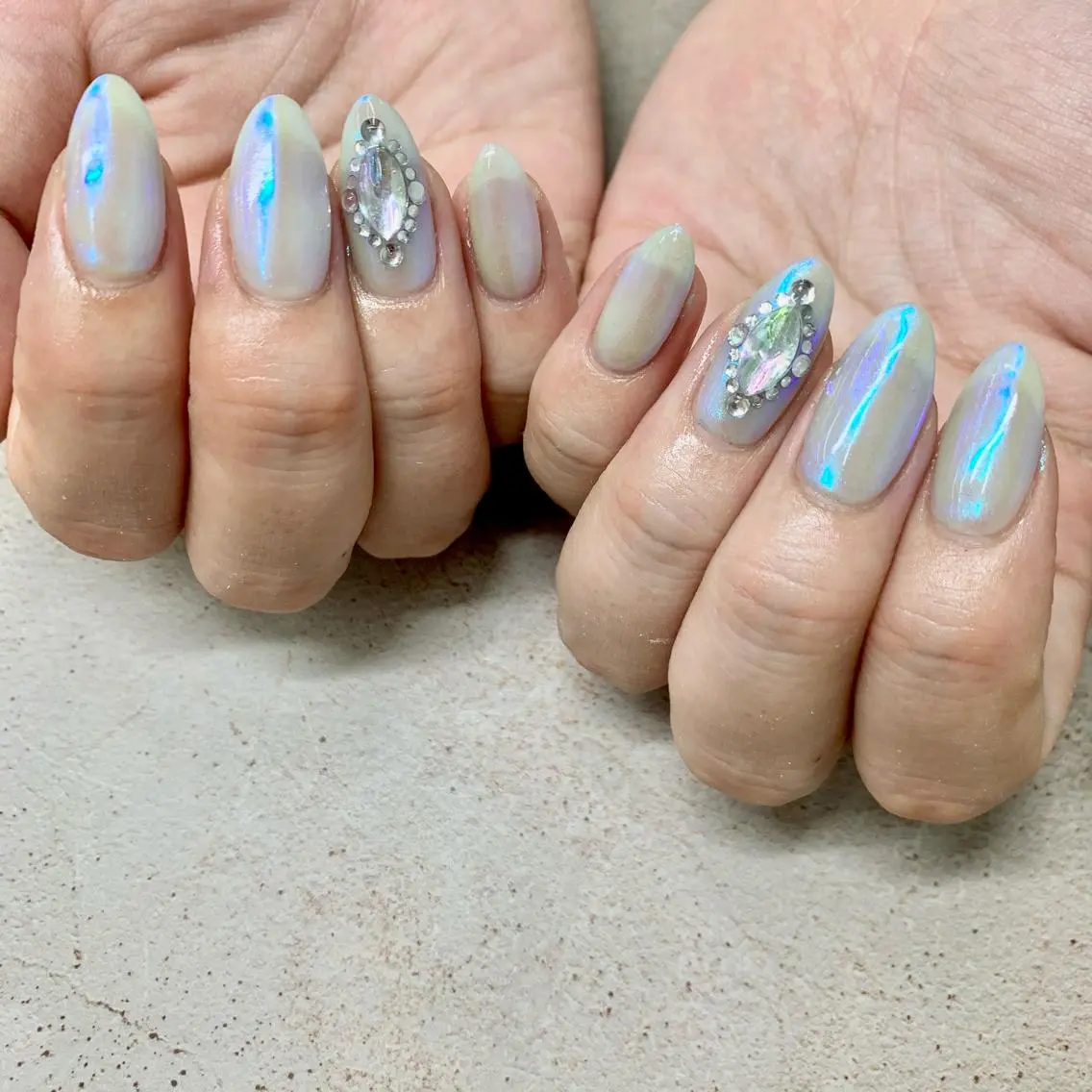 ネイル オーロラネイル ブルー ミラーネイル ワンカラーネイル ストーンネイル ハンドネイル nailsalon -Lien-のネイルデザイン
