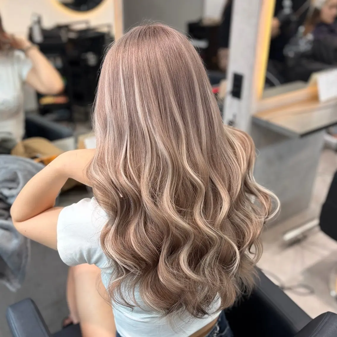 カラー ベージュカラー ハイライトカラー ミルクティーベージュ エクステ MOMOKA / Lapis今泉店のヘアスタイル