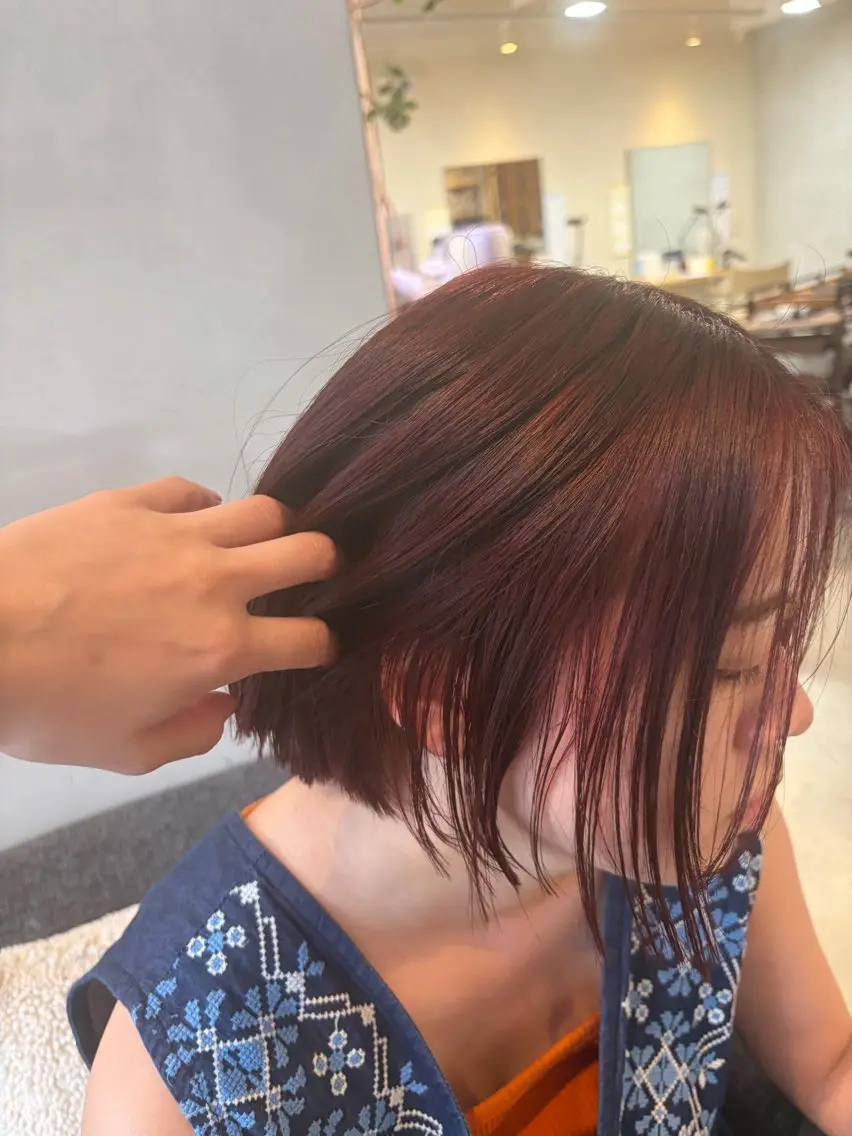 ミディアム カラー 切りっぱなしボブ ボルドーカラー ブラウンカラー ボブ トリートメント カット ヘアカラー トリートメント momoka オリーブ/ベージュのヘアスタイル