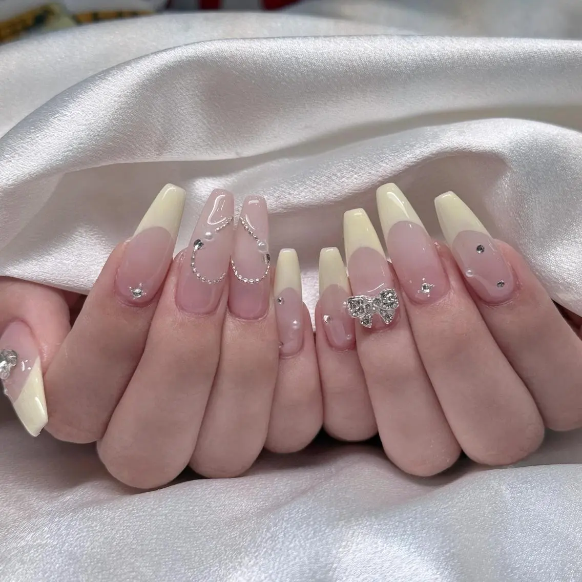 ネイル オーロラネイル ブルー チークネイル フットネイル フレンチネイル ハンドネイル NAILS168 池袋西口駅前店のネイルデザイン