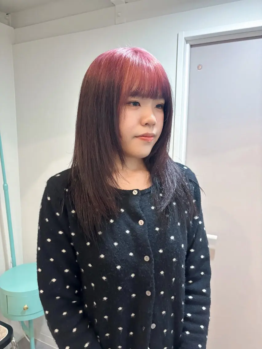 セミロング カラー 黒髪 ブリーチ ピンクカラー カット ヘアカラー 🩵izu 🩵のヘアスタイル
