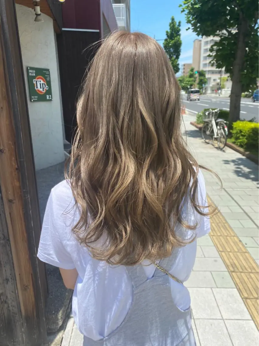 全頭ブリーチ＋カラー (シャンプーブロー込)の写真