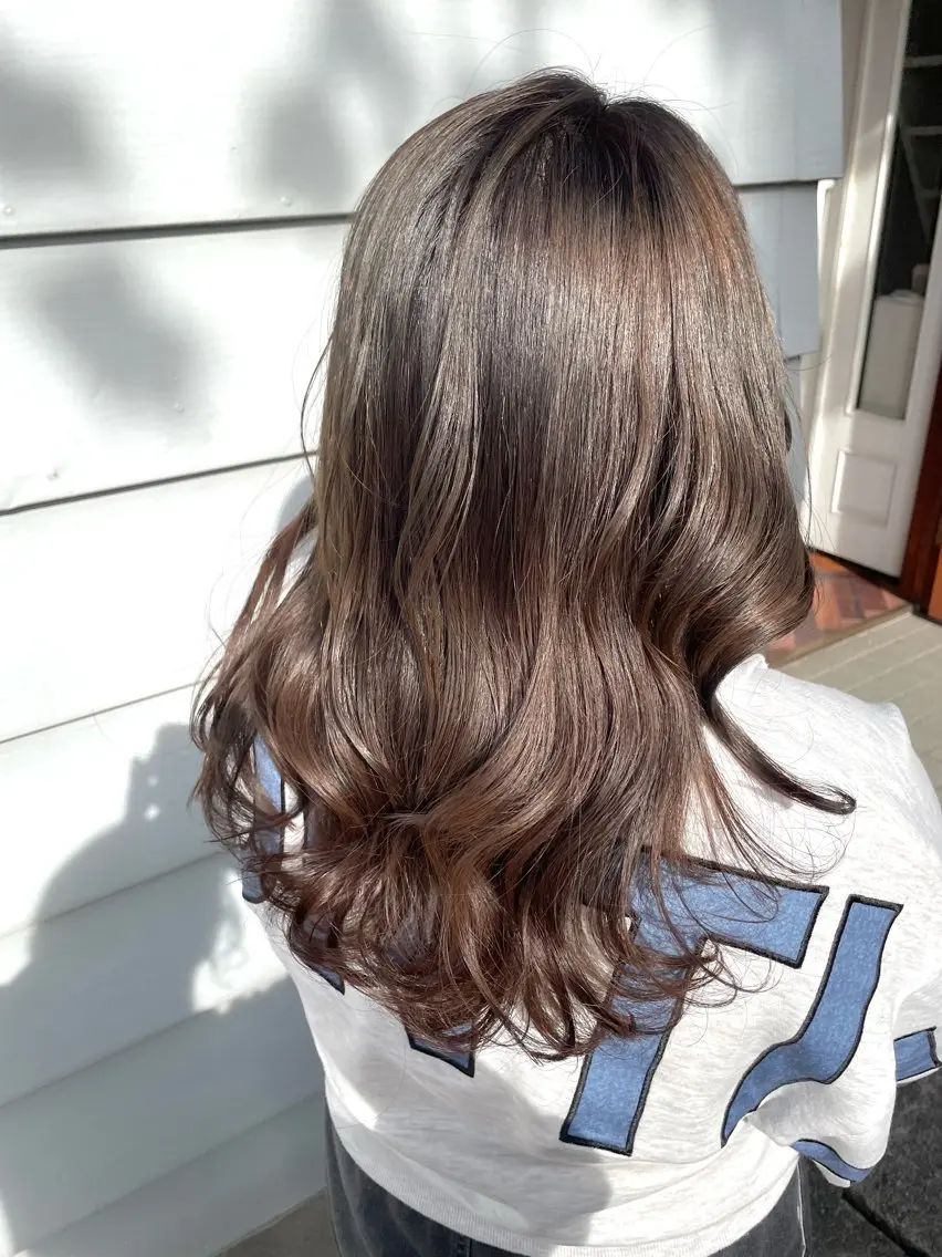 セミロング カラー アッシュ アッシュブラウン ブリーチ ブラウンカラー ブリーチなしカラー カット ヘアカラー mopa_kaede ナチュラル/レイヤーのヘアスタイル
