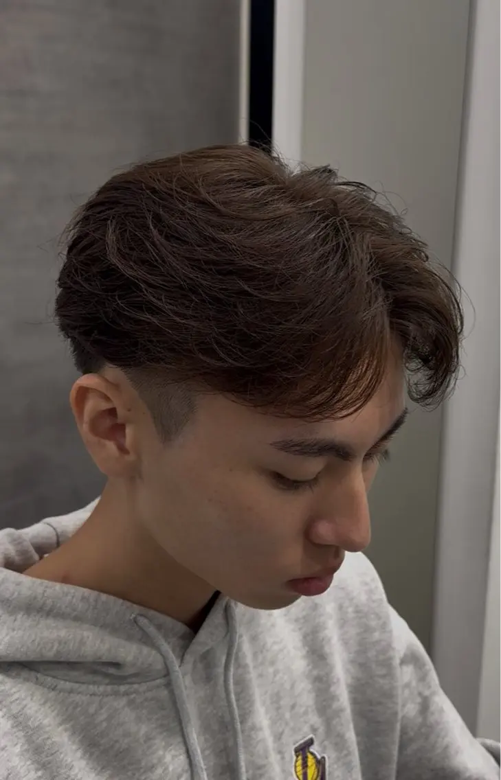 パーマ メンズ センターパート フェザーパーマ メンズパーマ ニュアンスパーマ メンズヘア カット、パーマ特化のヘアスタイル