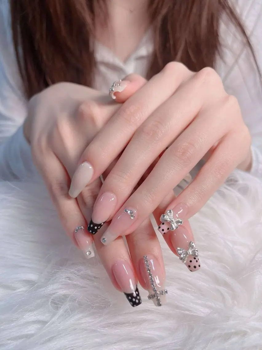 ネイル フレンチネイル ジェルネイル ガラスフレンチ ハロウィン ハート H.baby Nail Salonのネイルデザイン
