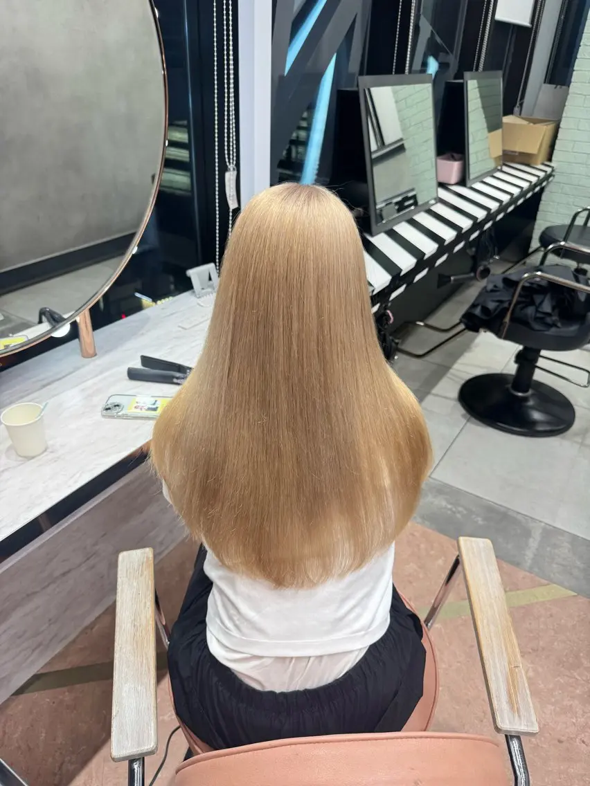 カラー ヘアカラー 🇰🇷韓国風ハイ トーンKANA🖤のヘアスタイル