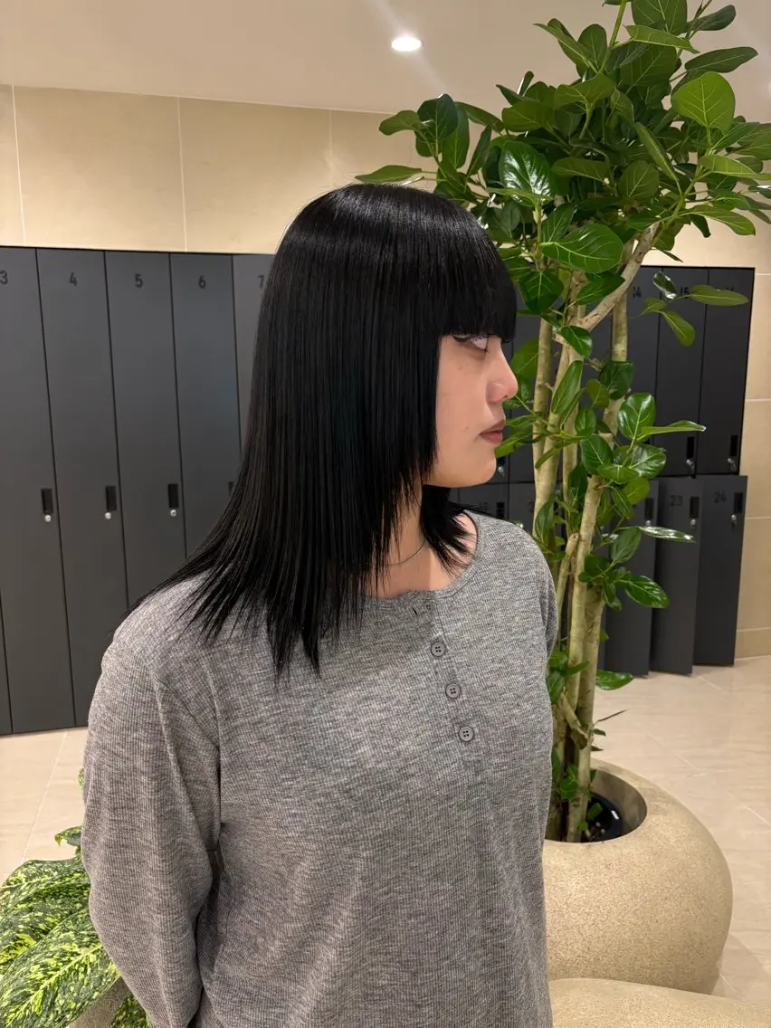 ミディアム カラー 黒髪 ブルーカラー ブルーブラック 透明感カラー 村重 美月のヘアスタイル