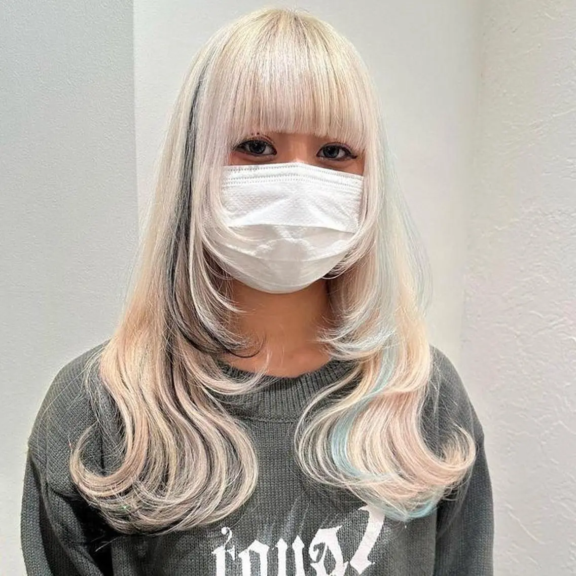 セミロング カラー 黒髪 ブロンド ホワイトブロンド エクステ ORIKA 美容室のヘアスタイル