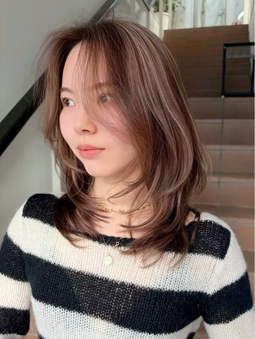 ミディアム カラー ブリーチ デザインカラー ハイライトカラー ハイライト レイヤーカット ヘアカラー トリートメント 失敗しないハイトーン ✨ミルクティー/ミワのヘアスタイル