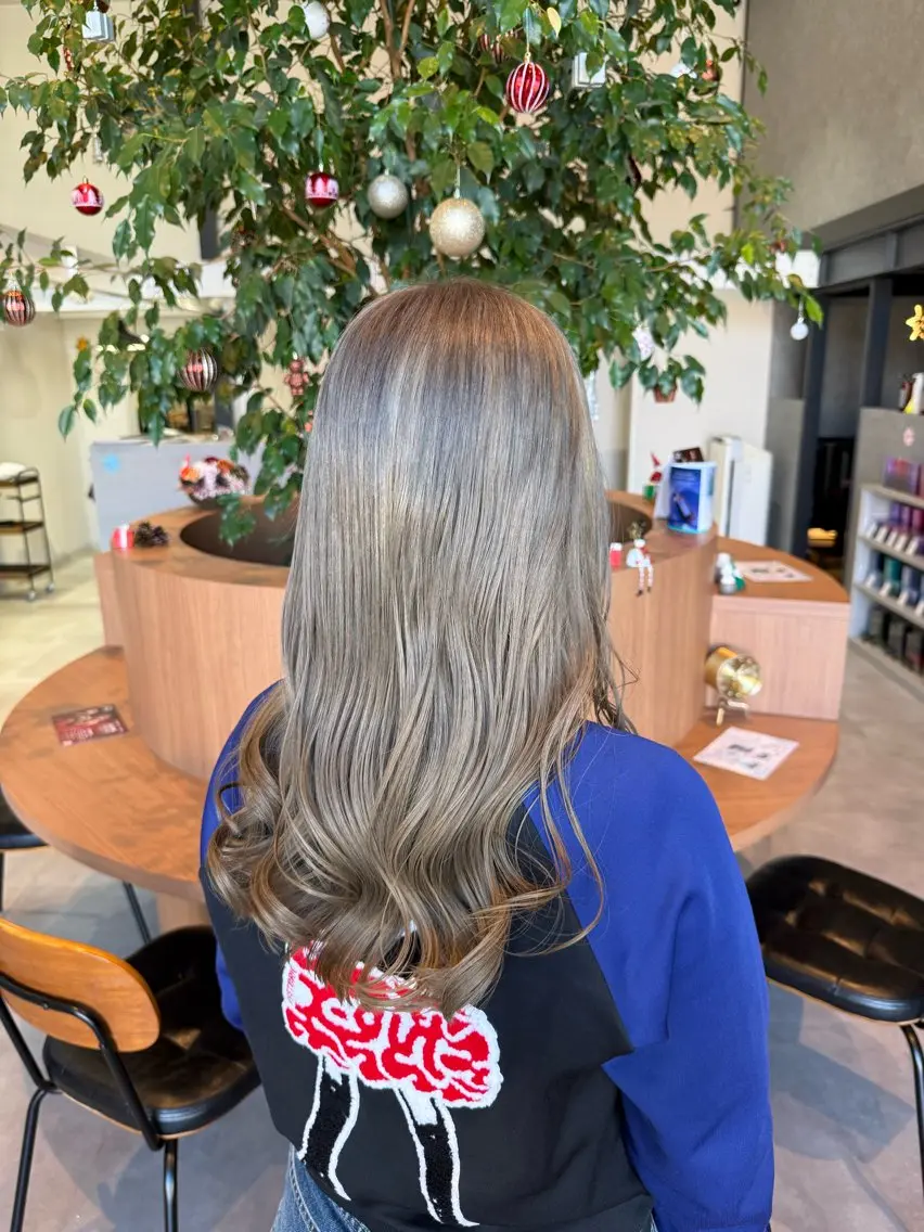 ロング カラー グレージュ ミルクティーグレージュ カット ヘアカラー ayaka |トレンドヘアのヘアスタイル