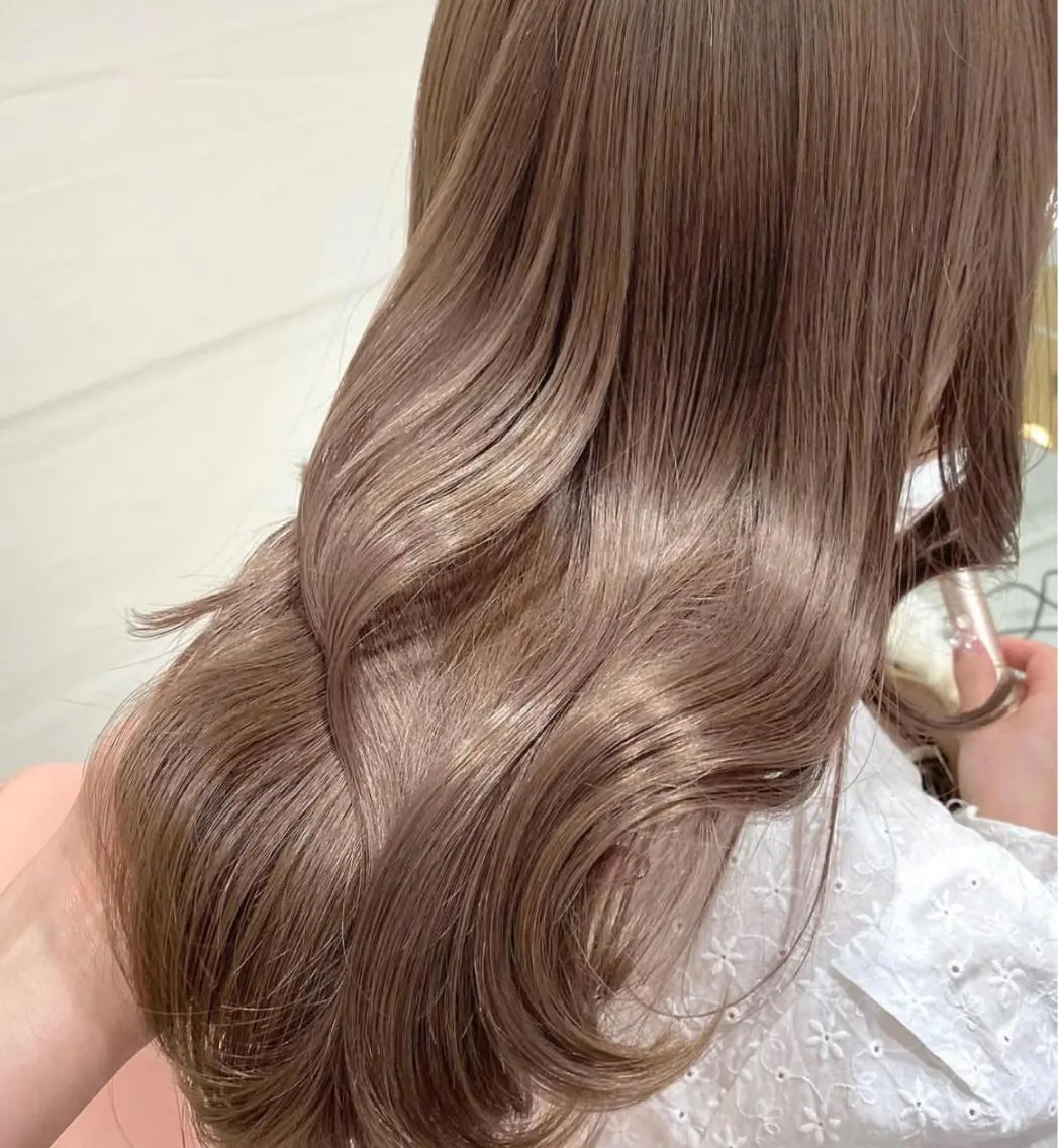 ロング カラー ベージュカラー ダブルカラー ミルクティーベージュ 艶髪／ハイトーン ブリーチ／髪質改善のヘアスタイル