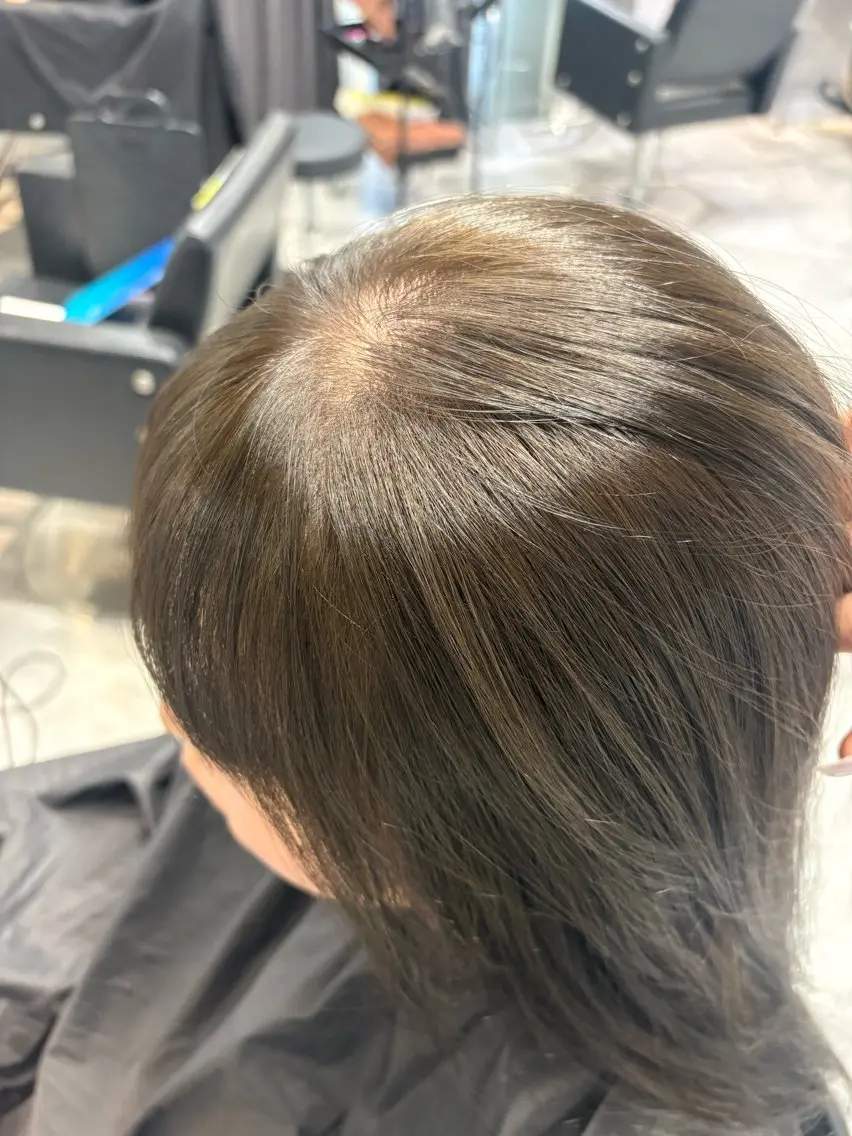 カラー オリーブグレー ヘアカラー 柔ベージュ、上品 ／ボブ　ユミのヘアスタイル