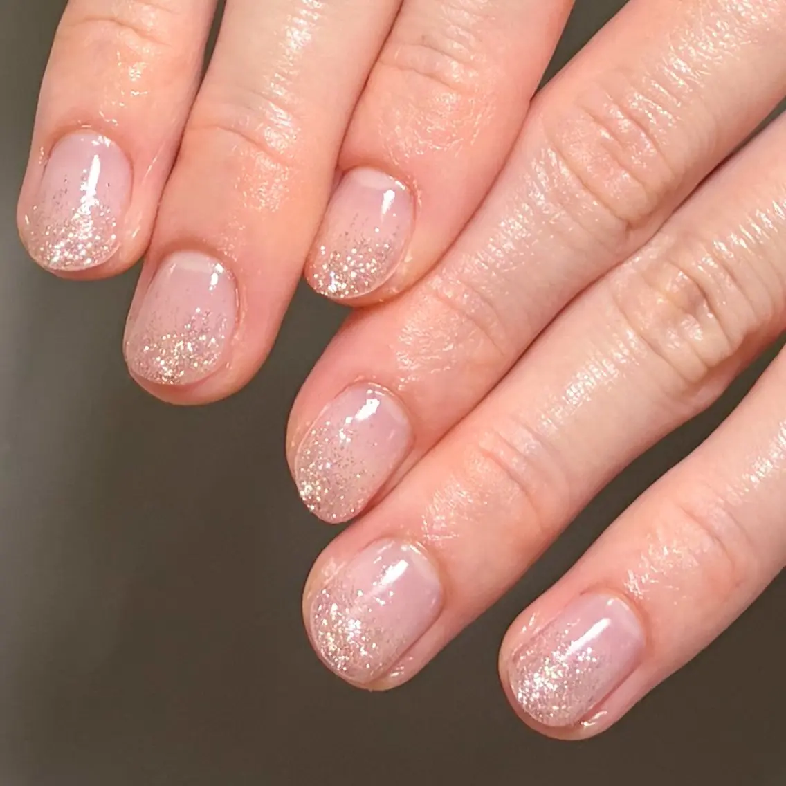 パラジェル使用【9月ネイル🍂定額の60%OFF→¥2,992💅】 ハンドラメグラ💅(クリアベースのみ)の写真