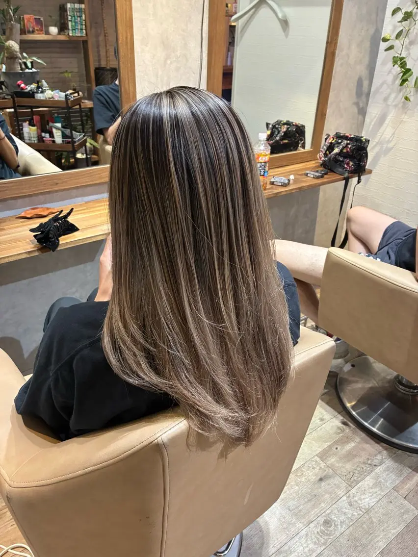 ロング カラー バレイヤージュ ベージュカラー レイヤーカット ロング ヘアカラー 金田 拓也のヘアスタイル