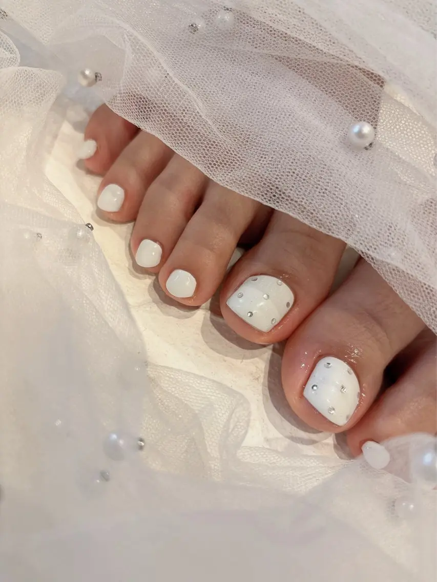 ネイル ドット フットネイル ホワイト happiness nailのネイルデザイン