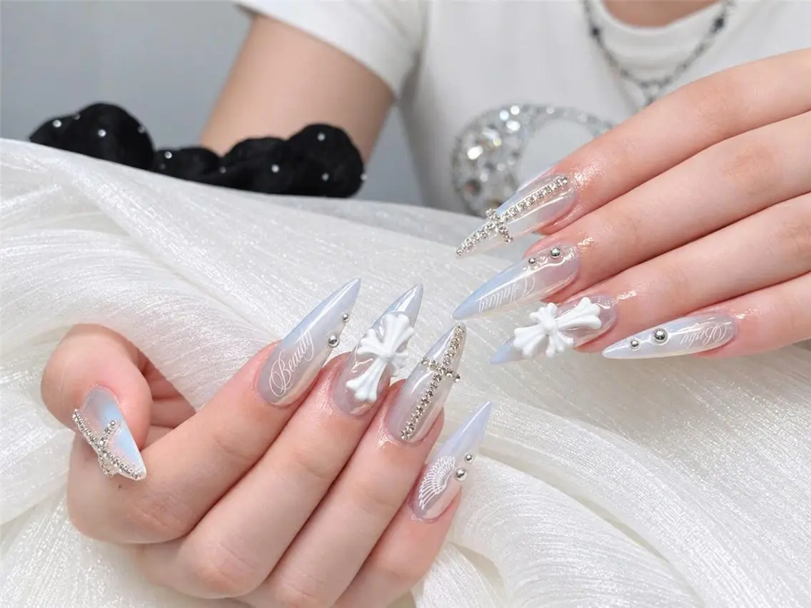 ネイル オーロラネイル ブルー チークネイル 長さ出し フットネイル ハンドネイル NAILS168 池袋西口駅前店のネイルデザイン