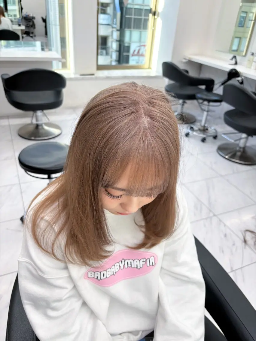 セミロング カラー 抜け感レイヤー︴ ニュアンスカラーのヘアスタイル