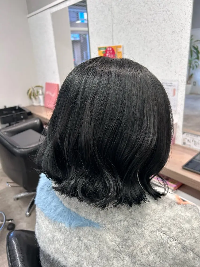 カット＋黒染めを使わない暗染めカラー ﾄﾘｰﾄﾒﾝﾄ付きの写真