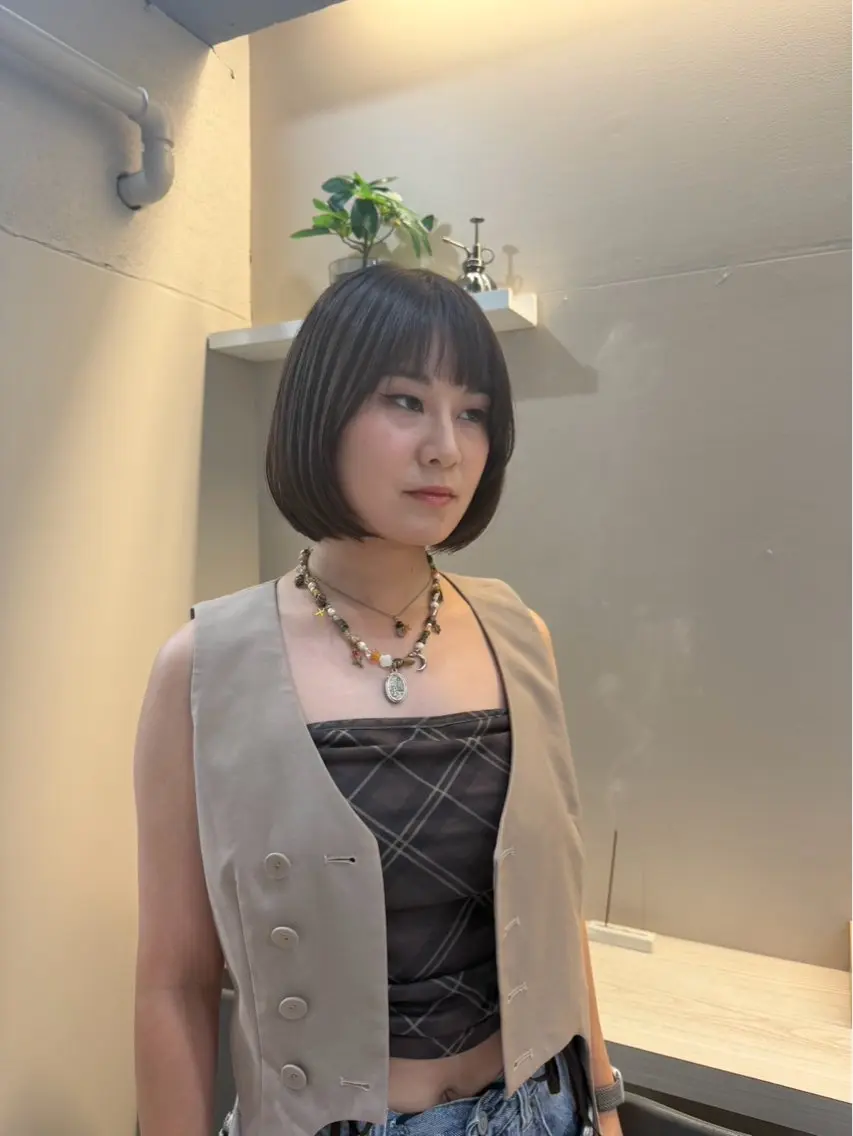 ミディアム カット ヘアカラー ✩.*Aise⟡.· 艶カラー🐈⬛🩶のヘアスタイル