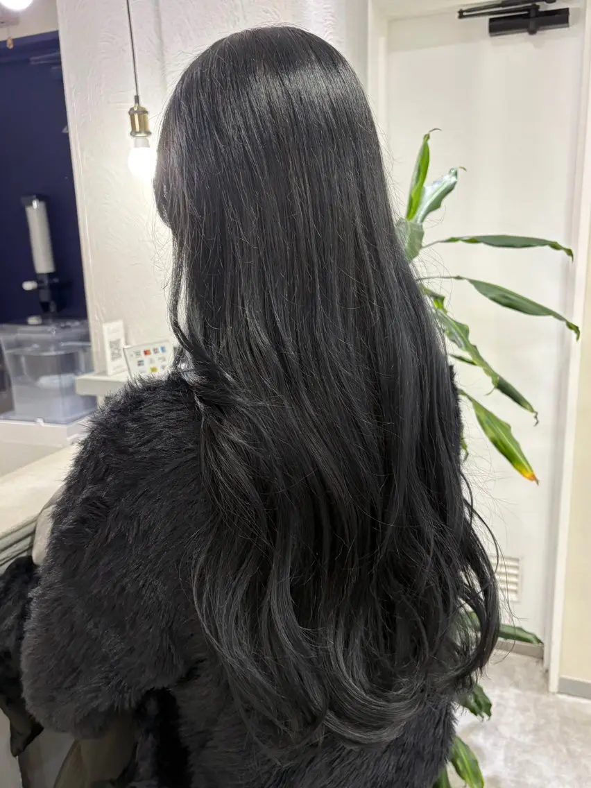 ロング カラー 黒髪 ブルーカラー ブルーブラック カット ヘアカラー トリートメント 女性艶髪マンツーマン YUKIのヘアスタイル