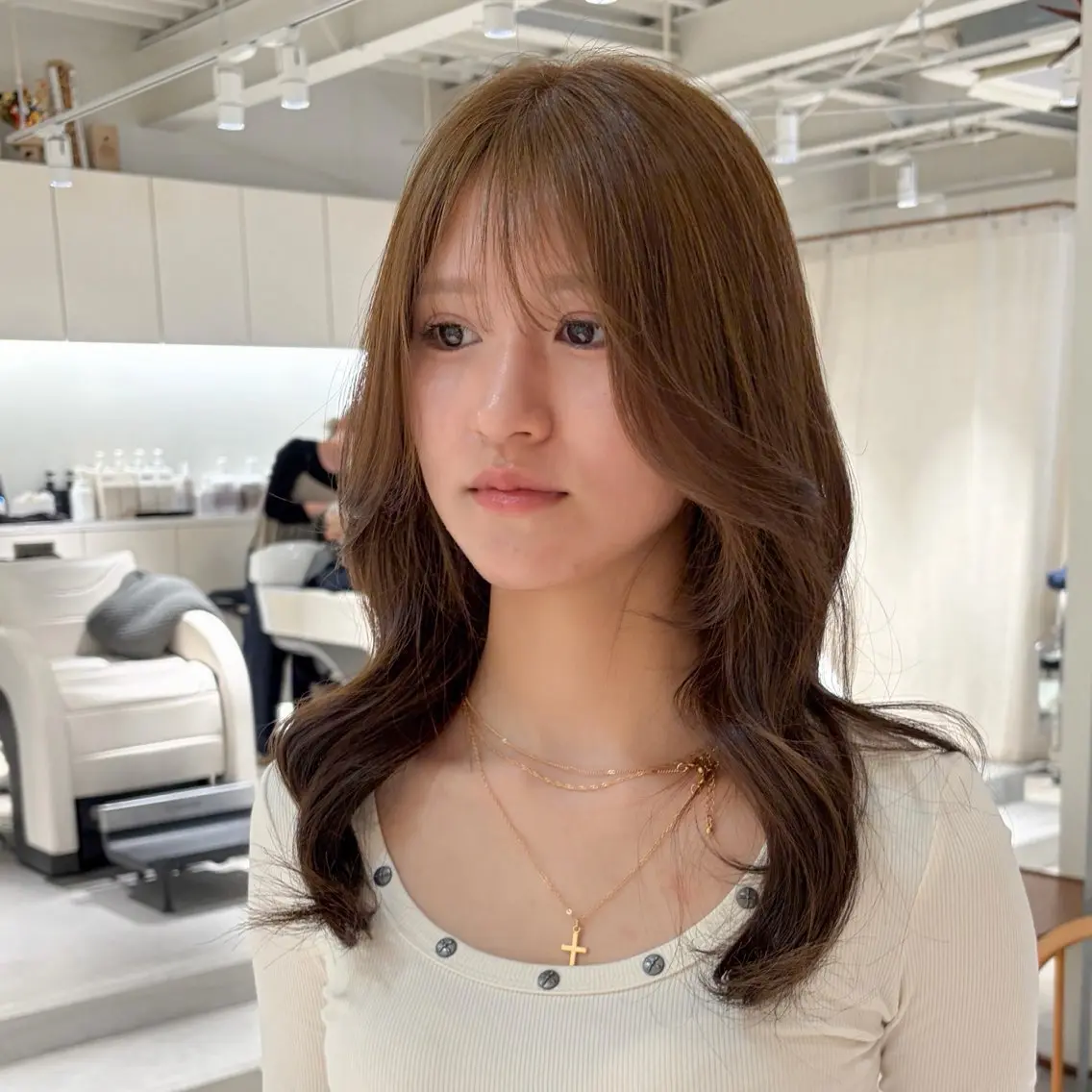 ロング カラー ベージュカラー 透明感カラー オリーブベージュ くびれヘア ヘアカラー 周東 芽依のヘアスタイル