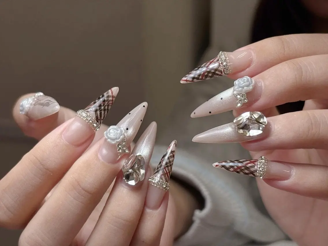 ネイル オーロラネイル クリアネイル フラッシュネイル フレンチネイル ジェルネイル ハンドネイル Sakura Nail Salonのネイルデザイン