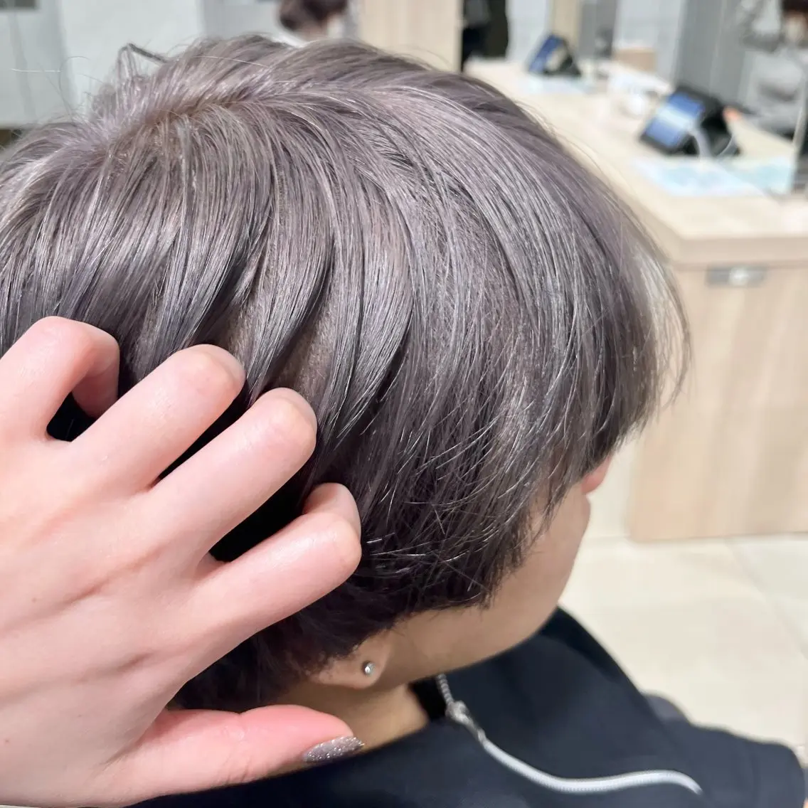 カラー メンズ メンズブリーチ ブリーチ カット ヘアカラー 巖本 真希のヘアスタイル