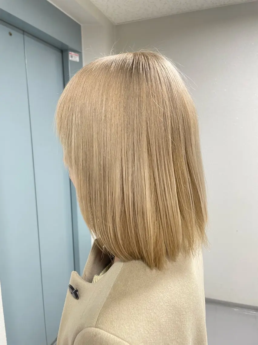 ミディアム カラー ベージュカラー ブリーチ ヘアカラー 平井 海冬のヘアスタイル