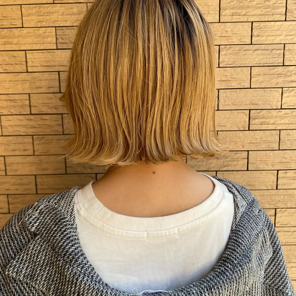 ショート カラー 切りっぱなしボブ ベージュカラー ミルクティーベージュ ボブ ボブ・レイヤーカット 吉敷航一のヘアスタイル