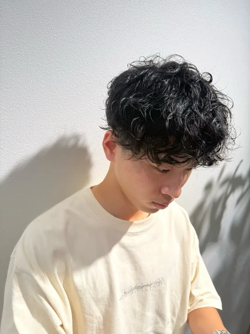 パーマ メンズ メンズパーマ カット パーマ フジイイブキ 髪質改善カラーのヘアスタイル