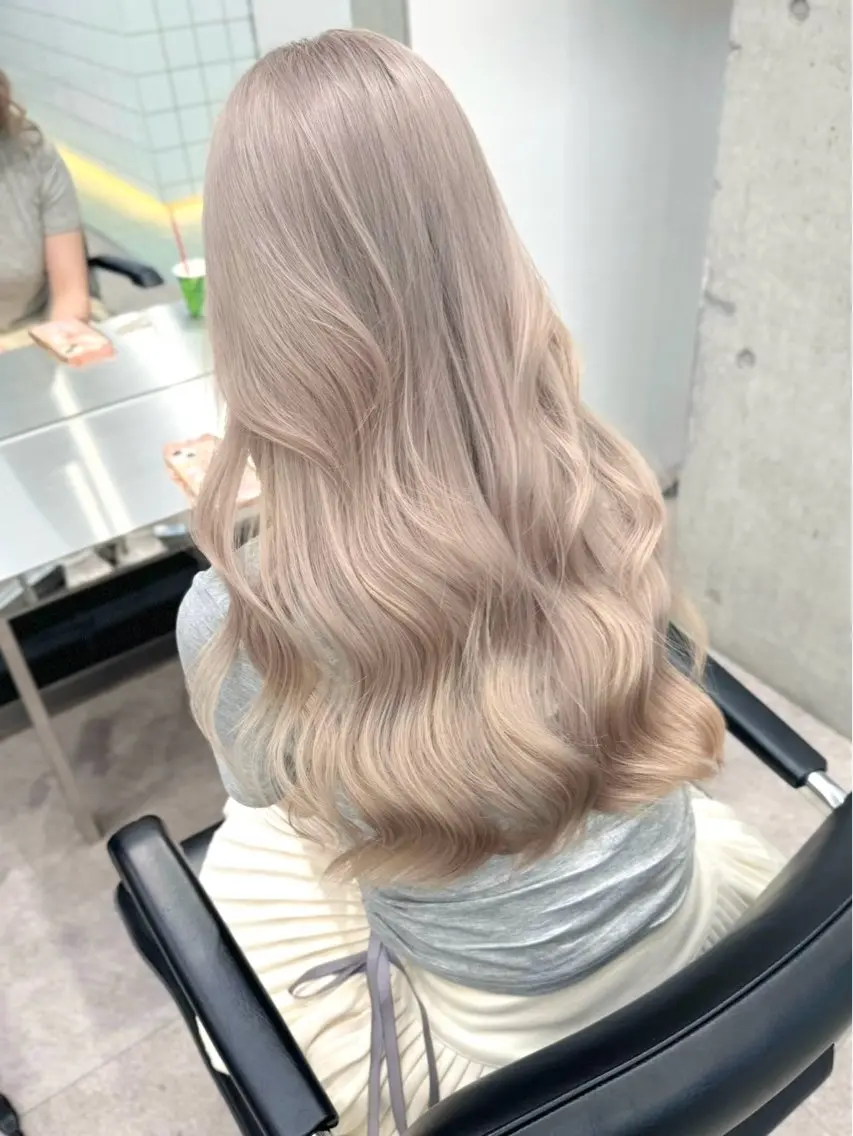 ミディアム ヘアカラー ハイトーン💎 ホワイトベージュ坪谷のヘアスタイル
