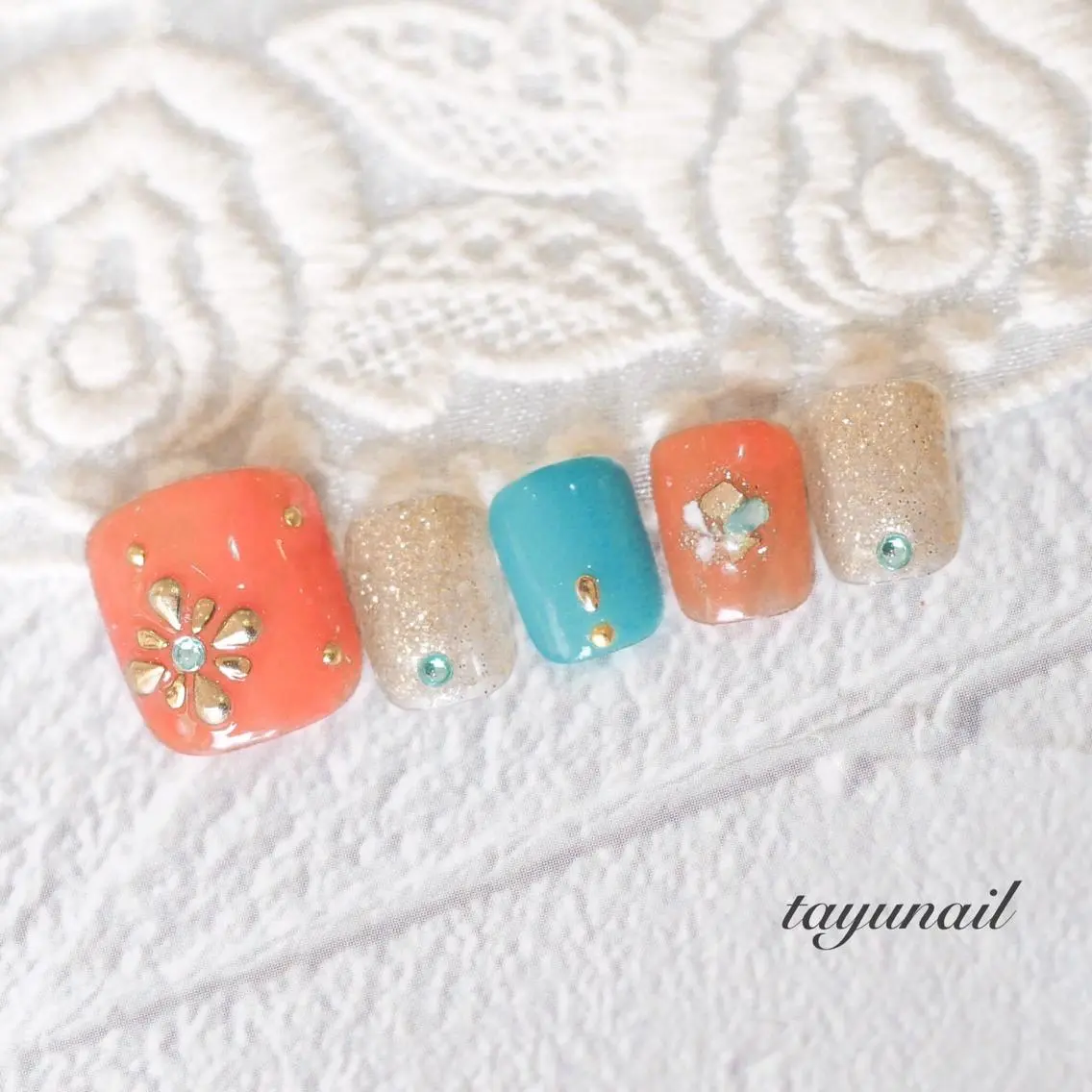 ネイル アートネイル ジェルネイル ゴールド ニュアンスネイル ワンカラーネイル フットネイル ネイルサロン 【たゆnail】のネイルデザイン