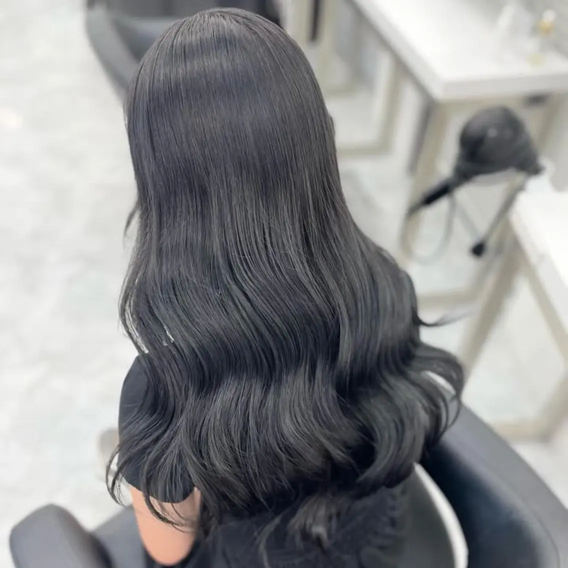 ロング カラー パーマ ヘアアレンジ メンズ キッズ メンズ韓国風 黒髪 ブルーカラー ブルーブラック ブラウンカラー 髪質改善Ⅰ透明感 艶カラーⅠたつやのヘアスタイル