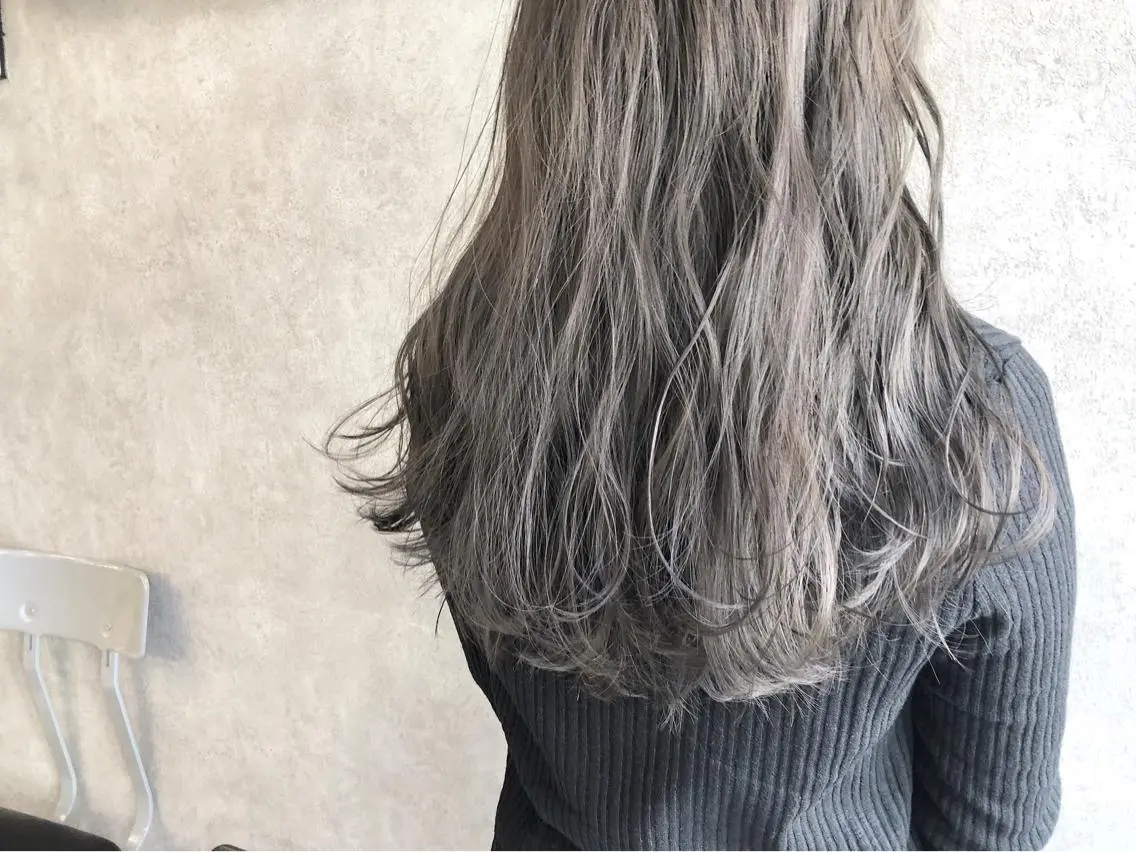 セミロング カラー 顔周りレイヤーカット ブリーチminamiのヘアスタイル