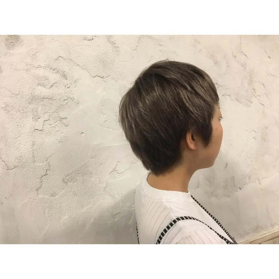 ショート カラー 乳井 悠香のヘアスタイル