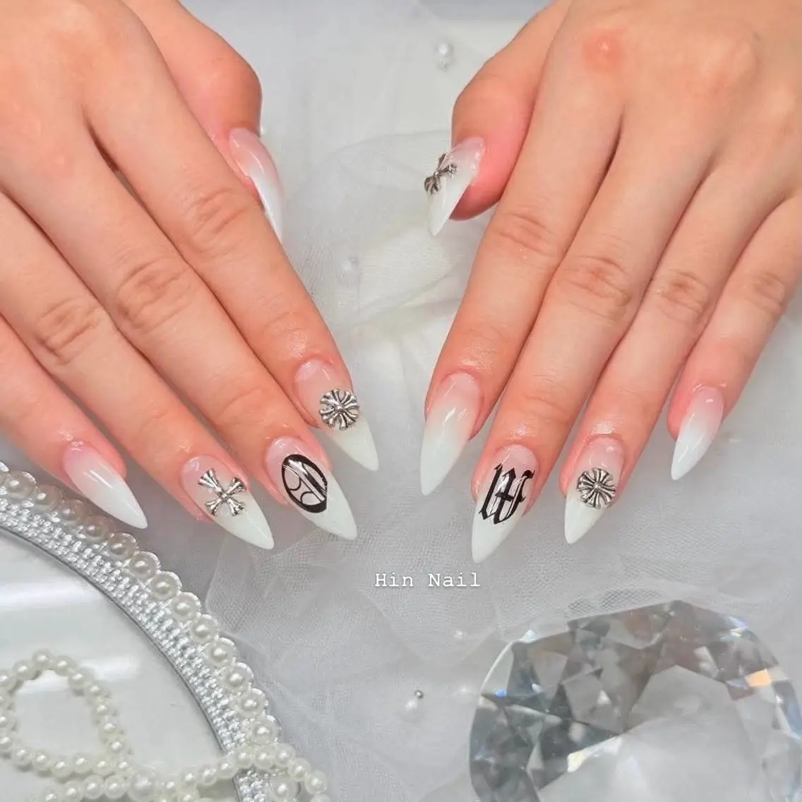 ネイル チークネイル ドット フットネイル フレンチネイル グラデーション ハンドネイル HIN NAILのネイルデザイン