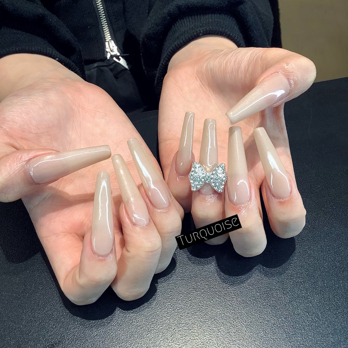 ネイル ハンドネイル ハンドケア 個性派ネイルサロン 💅🏼ターコイズのネイルデザイン