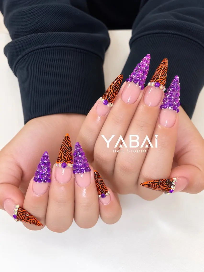 ネイル ハロウィン ロングネイル オレンジ パープル ストーンネイル YABAI NailStudioのネイルデザイン