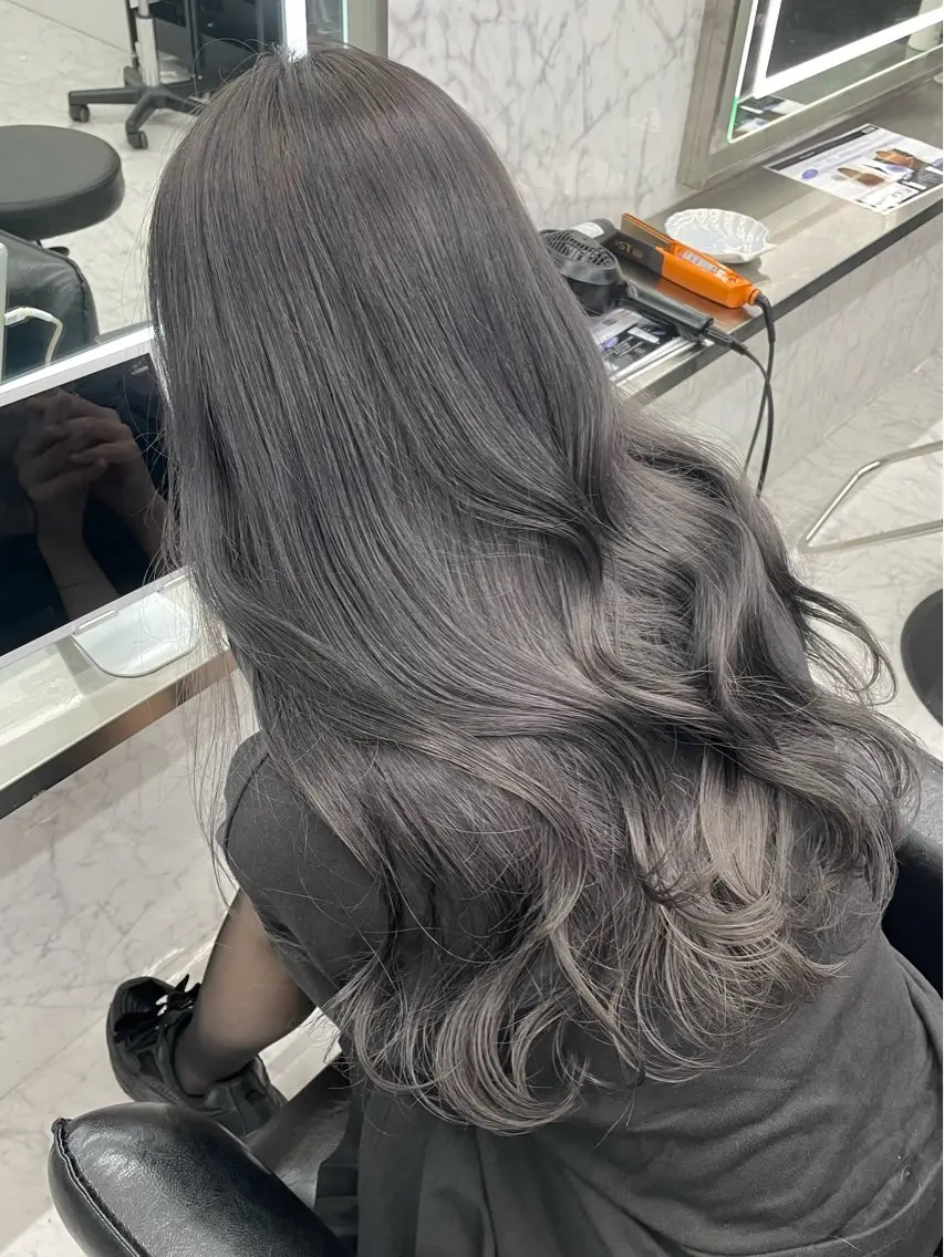 ロング カラー ハイトーンカラー シルバー ヘアカラー JPCY MIRIYAのヘアスタイル