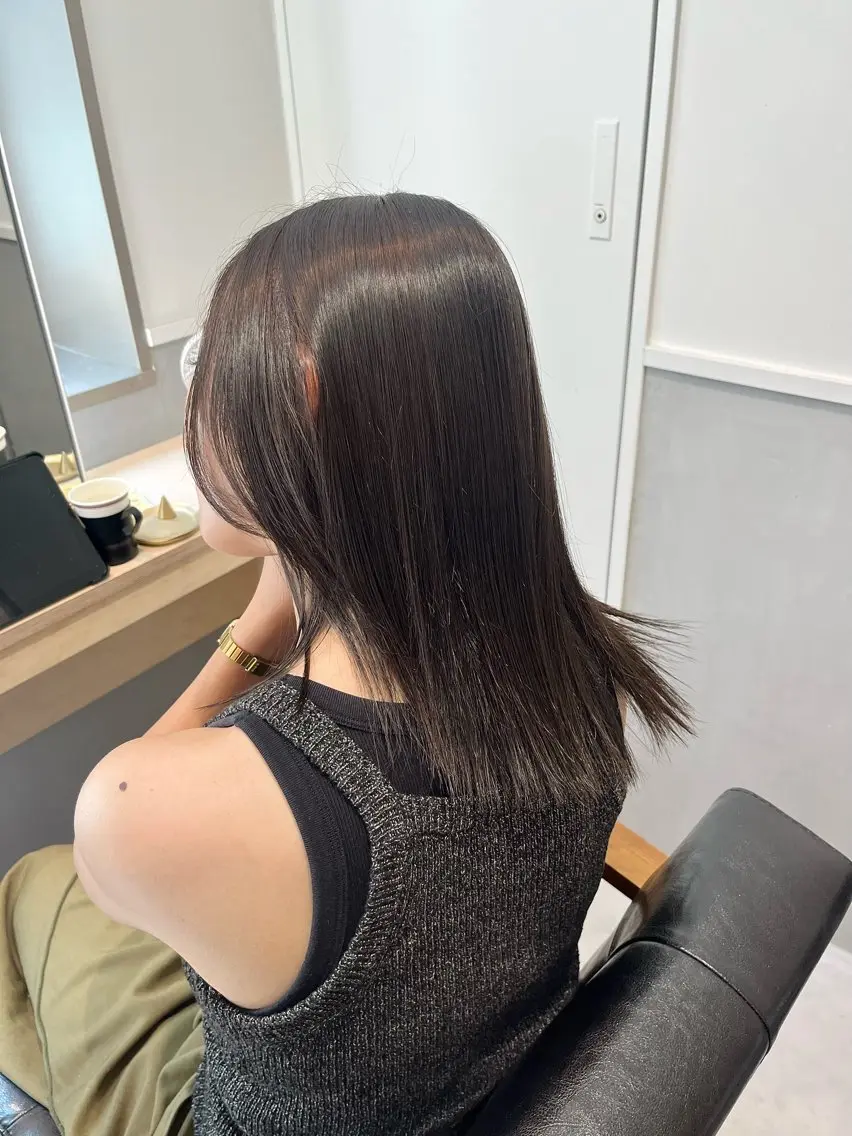 ミディアム カラー ベージュカラー オリーブベージュ ヘアカラー 切りっぱなしボブ/ 艶カラー/綾莉のヘアスタイル