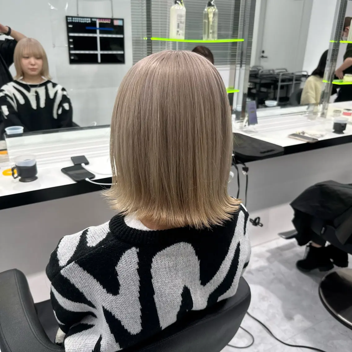 ミディアム カラー ヘアカラー ヘッドスパ 🫧ハイトーン🫧 ベージュ🫧徹哉のヘアスタイル