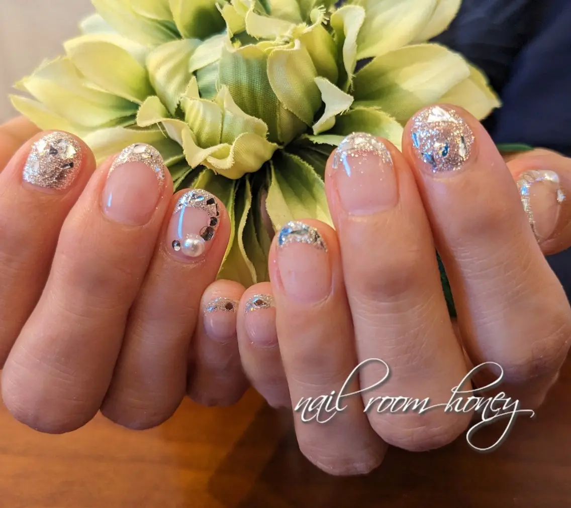 ネイル フレンチネイル ガラスフレンチ キラキラネイル nail room  honeyのネイルデザイン