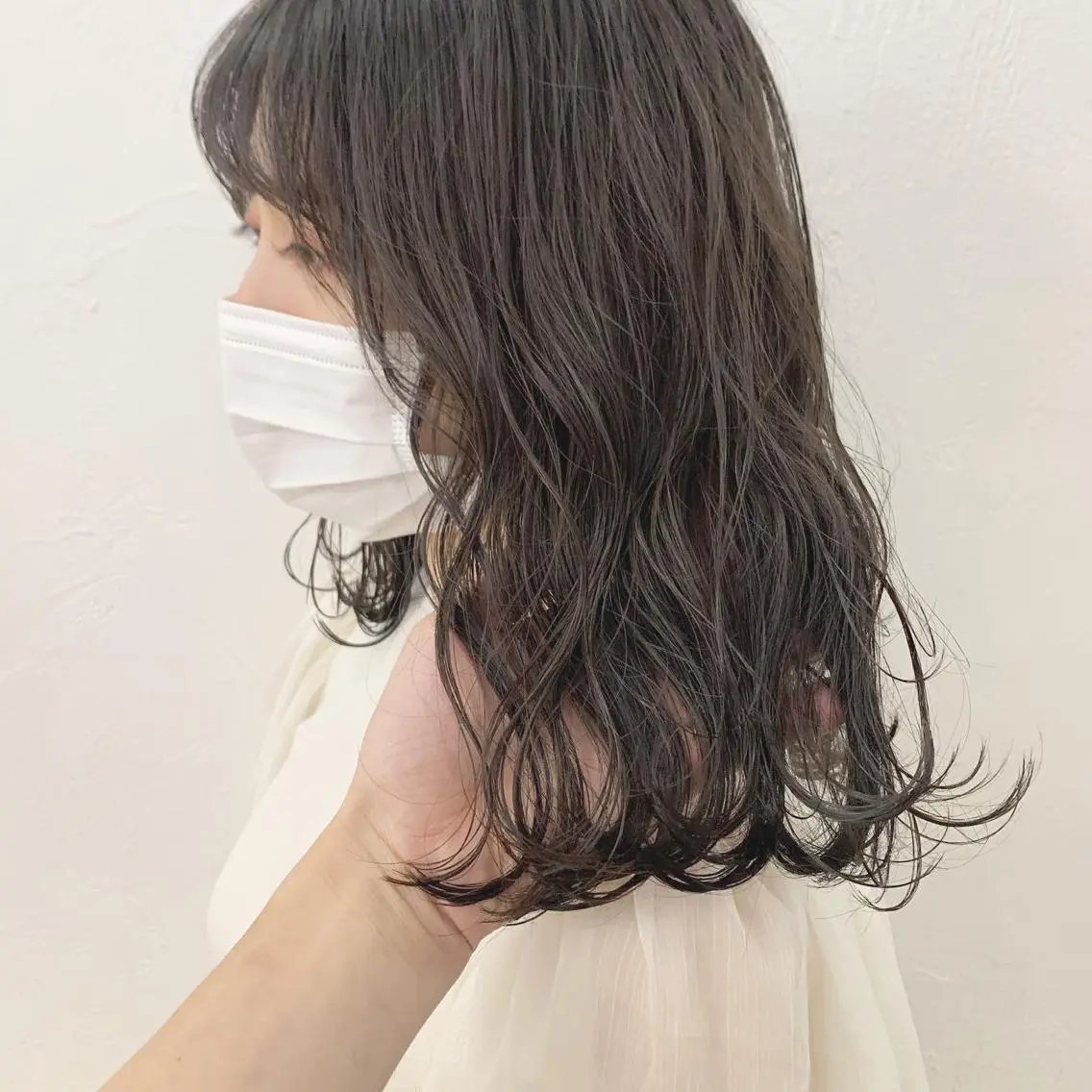 ミディアム カラー マツエク・マツパ ハイトーンボブ 前田 表参道　グレージュのヘアスタイル